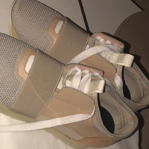 Balenciaga skor 37 - Säljer mina sneakers eftersom dem ej kommer till användning i storlek 37.  Slutsåld kollektion i denna färg.  Sparsamt använda.   Fler bilder i dm.  Kan mötas upp i centrala Stockholm.  Tillkommer dustbags och box. 