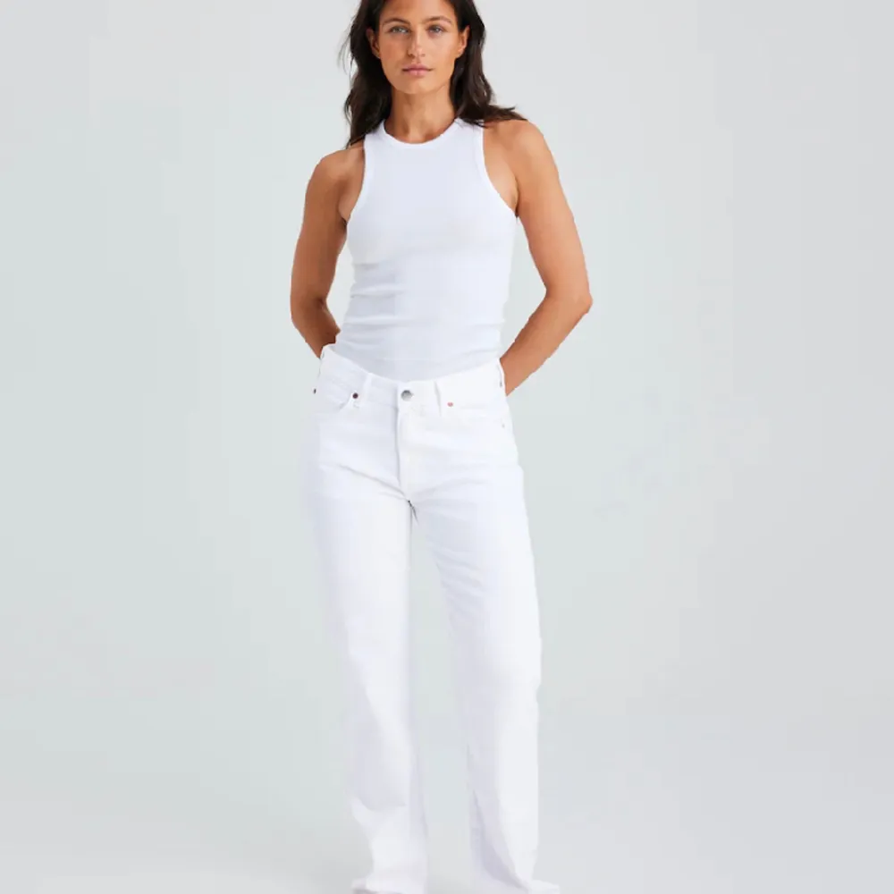 Väldigt fina vita jeans från Bik Bok som är i bra skick🤍🩷 Ny pris är 699kr säljer nu för 200kr🤩. Jeans & Byxor.