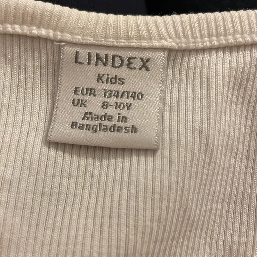 Säljer en vit topp från Lindex, som har används flera gånger men det finns inga tecken på slitage. . T-shirts.