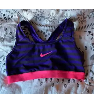 Randig lila rosa sport top från Nike storlek S  fint använt skick, trycket ngt sprucket dock.  samfraktar!