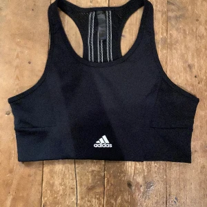 Adidas tränings BH - Tränings bh från adidas, passar S-M