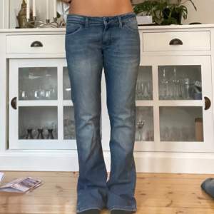 Lågmidjade jeans från wrangler i superbra skick! De är stretchiga och bootcut Midjemått: 82cm Innerbenslängd: 81cm FRI FRAKT❗️ (Använder inte köp nu funktionen så skriv om du vill köpa)
