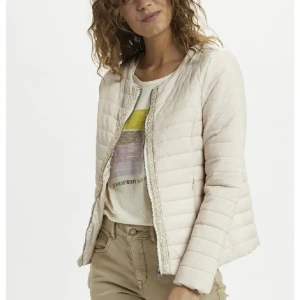 Vår jacka  - Säljer nu min vårjacka från Zalando! Jätte fint skick då ja knappt använt den💕