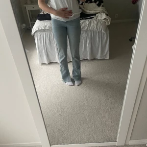 Jeans - Högmidjade ljusblåa jeans från Gina tricot. Säljer pågrund av att de e för små. Jag är 170. 