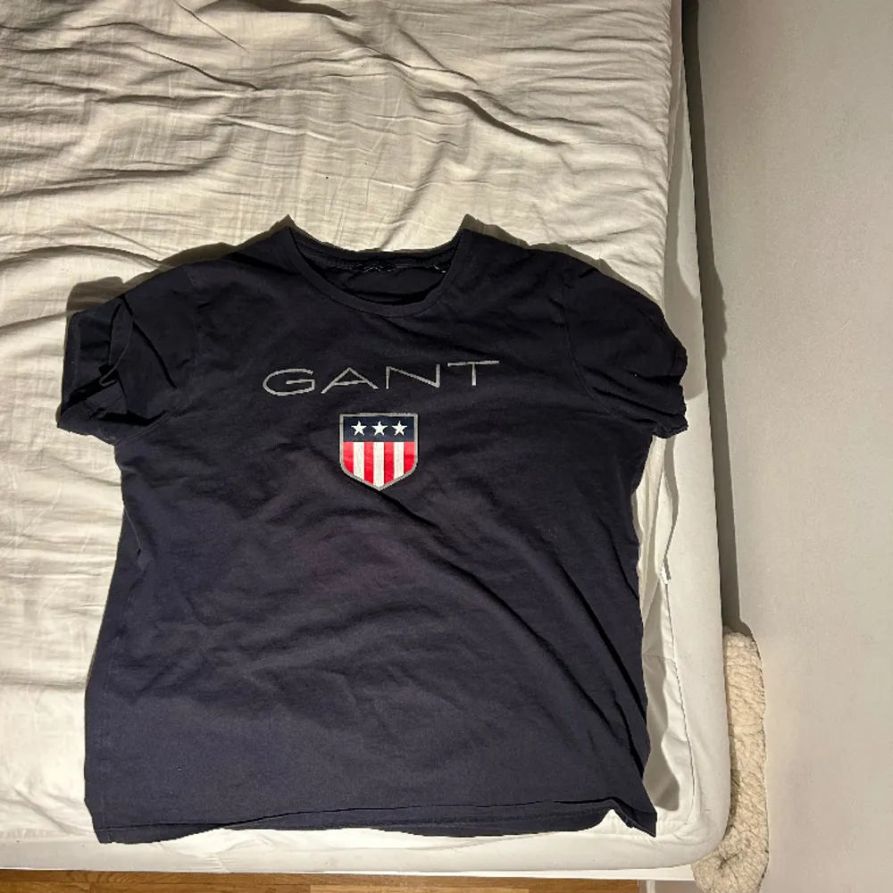 Hej säljer nu min Gant T-shirt då jag växt ur den skicket får du bedöma själv via bilderna. Hör av dig vid frågor eller funderingar. Vid snabb affär kan priset diskuteras. T-shirts.