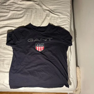 Gant T-shirt  - Hej säljer nu min Gant T-shirt då jag växt ur den skicket får du bedöma själv via bilderna. Hör av dig vid frågor eller funderingar. Vid snabb affär kan priset diskuteras