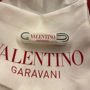 Valentino snören - Säljer dessa extrasnören till valentino open!