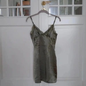 Nattlinne/klänning - Ett jättefint nattlinne, som även kan användas som klänning (vilket jag gjort) i ett superskönt material!