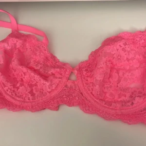 Lysrosa BH - Lysrosa fin bh! Testad men aldrig andvänd, säljer då den är väldigt liten för mig❤️strl är 75D men skulle säga att den passar allt ifrån B-C