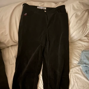 Polar Big Boy - Manchesterbyxa - Big Boy Cords byxa från Polar Skate Co. Manchesterbyxa i baggy passform som är tillverkad av 100% bomull. Byxan har hög midja och tapered ben samt broderad detalj på myntfickan.  Avsmalnande ben 5 fickor High waist Broderad logo 100% Bomull