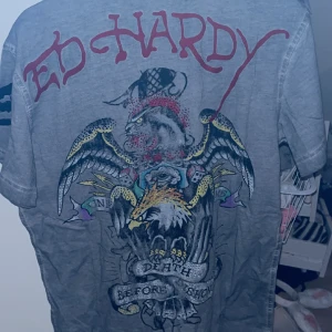 Ed Hardy piké  - Säljer nu denna skitsnygga piké då jag bytt stil och att den inte kommer till användning. Den är i mans storlek S. Skriv för fler frågor!! 