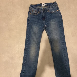 Jeans - Mörkblåa jeans. Nya. 