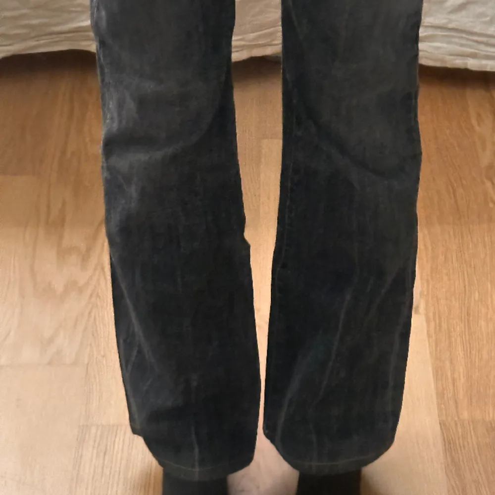 Säljer ett par jätte fina jeans, storlek 26, Skulel säga att de passar större!  Skriv till mig om mer bilder eller mått, du kan även skicka ett prisförslag innan budgivningen är över💗. Jeans & Byxor.