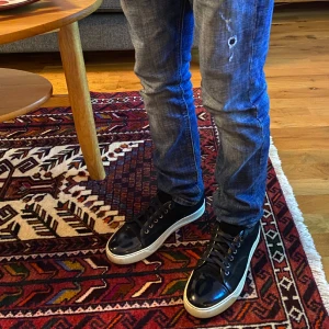 Svarta lanvins - Helt nya svarta lanvins i utmärkt skick. Dem är använda nån gång och är i storlek 39 men dem passar 41. Köpte dem för 5000 och säljer dem nu för 2500kr.