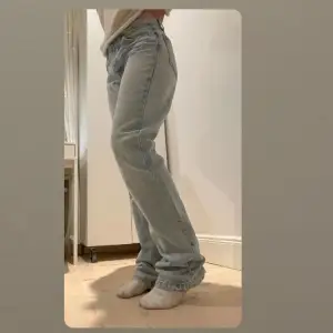 Några snygga low/midwaist zara jeans! Strlk 36. Lite använda men de har även en distressed look. Köpare står för frakt men kan ses i centrala Sthlm 💗💗