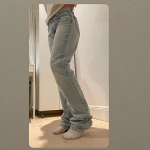 Zara jeans - Några snygga low/midwaist zara jeans! Strlk 36. Lite använda men de har även en distressed look. Köpare står för frakt men kan ses i centrala Sthlm 💗💗