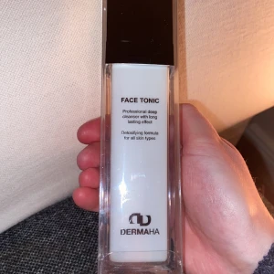Face Tonic  - Cleanser värde 500kr, fick fler i julklapp, Dermaha 😍😍😍Helt oöppnad 