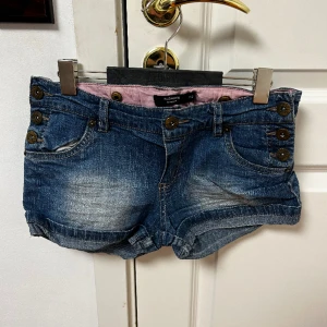 WeTweens shorts - Dessa shorts är i storlek 152 (tror XS) med unika mönster på baksidan.  Frakt kostar men att mötas upp i Uppsala är gratis. Vikt: 220 gram & Frakt kostnad: 58kr