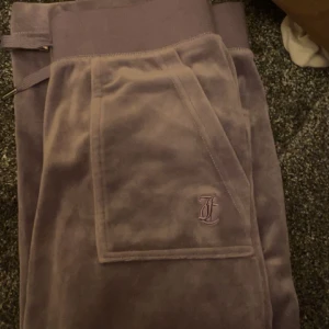 Juicy couture byxor  - Säljer dessa helt oanvända lila juicy byxor i st XS då dom aldrig kommit tills användning💓💓