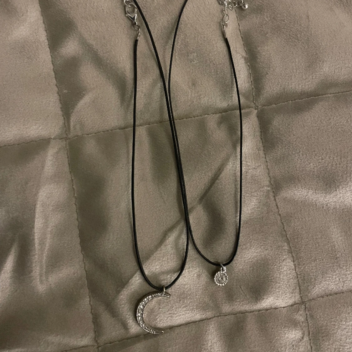 Halsband med måne och diamant 