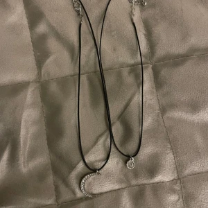 Halsband med måne och diamant  - Silvriga halsband