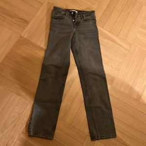 Zara jeans  - Populära jeans från zara, ljusgrå raka. Jättebra skick 