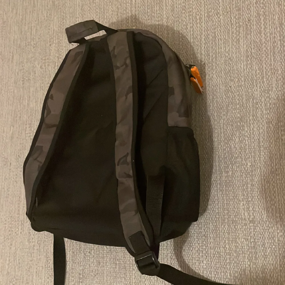 Det är en Firefly ryggsäck för barn. Den är i hyfsat gott skick. 29 cm bred och 39 cm hög. . Väskor.