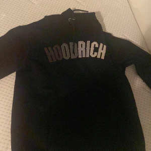 Hoodrich - Svart hoodrich till salu, pris kan diskuteras.