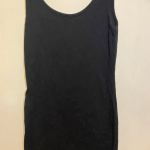 Klänning - Helt vanlig svart basic klänning som är kort över knäna, snygg och stilren, bekväm