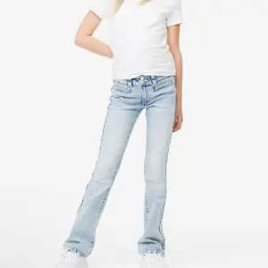 Super snygga jeans från hm i strl 164, säljer då det tyvärr är försmå för mig😭.