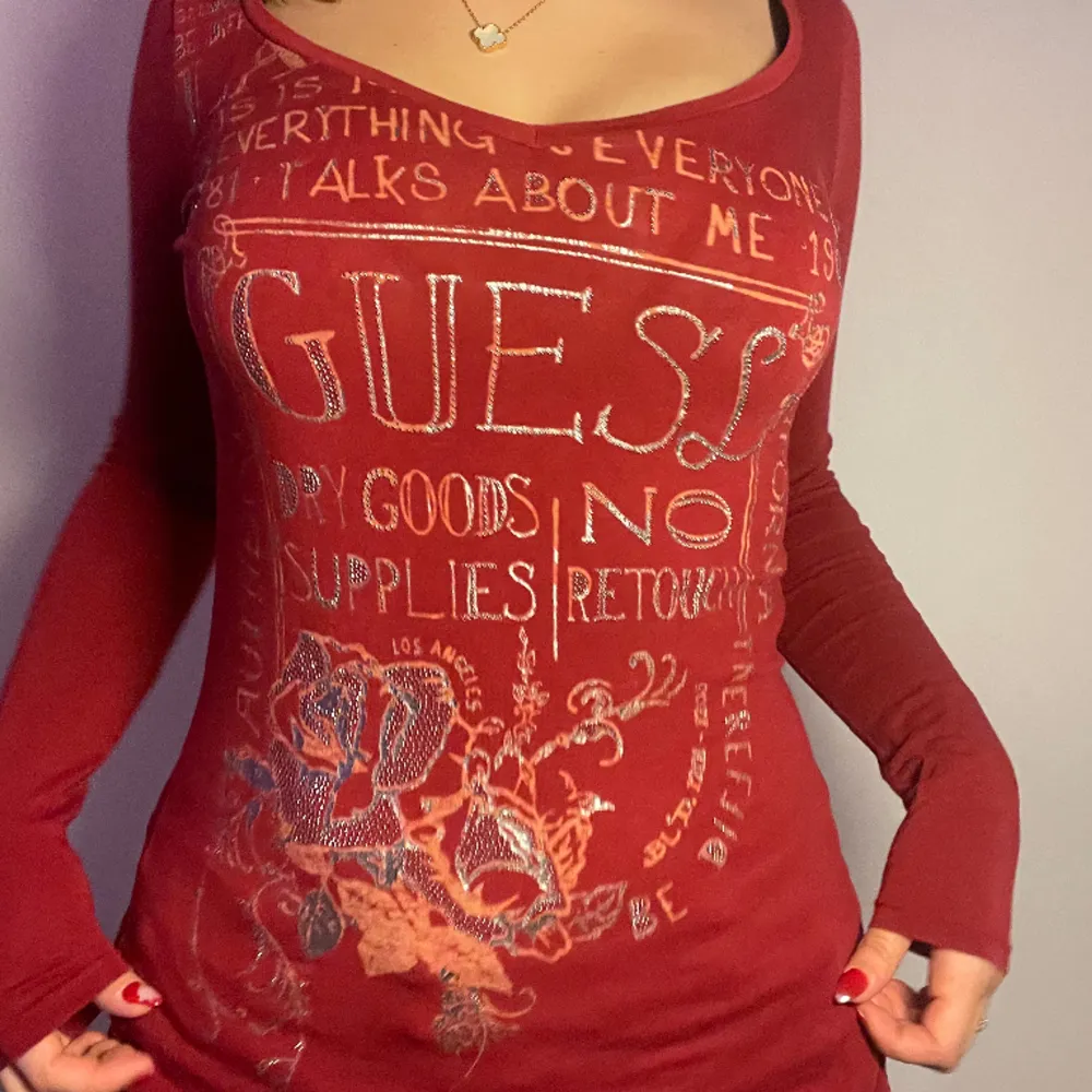 Säljer min Guess tröja då den inte kommer till användning. Kontakta gärna vid frågor 😊 Priset kan diskuteras 💗. Toppar.