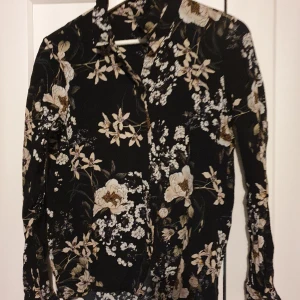 Blus - Oanvänd blus i skönt tyg