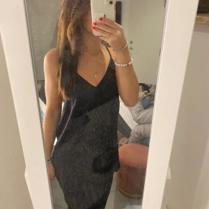 Linne - Ett jättefint silkes linne i storlek s men passar mig som har xs,xxs skriv om mer frågor eller bilder❤️ pris kan diskuteras 