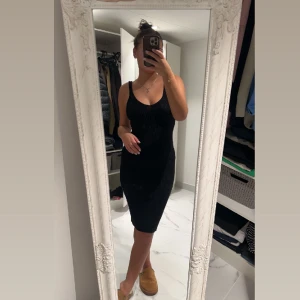 Klänning - Svart klänning från Gina tricot. Den är tjockare i materialet  Köparen står för frakten💕