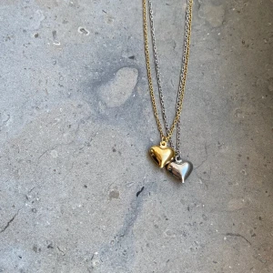 Beställning till URNAA - Beställning till URNAA. Ett vitt smyckeskrin och ett guld hjärthlsband 50cm