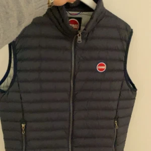 Colmar väst -  stilren väst från Colmar för nu till våren, skick 8/10. Använd fåtal gånger. Mörkblå i storlek S.