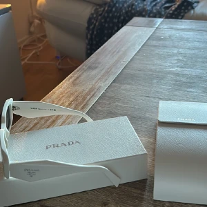 Prada solglasögon för dam - Använda extremt få gånger, ny skick finns inte ens en repa på dom. Allt finns box kvitto osv. Dom är köpta nere i Barcelona för 370euro vilket är 4080 kr i nuläget