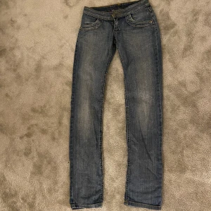 Lågmidjade jeans  - Superfina lågmidjade jeans som är för långa för mig