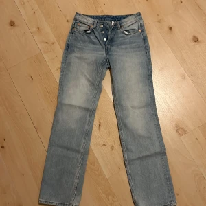 Jeans WEEKDAY - Modell: Pin Mid Straight Jeans, ljus blå jeans färg. Storlek: W25 L30 Använda 1 gång.