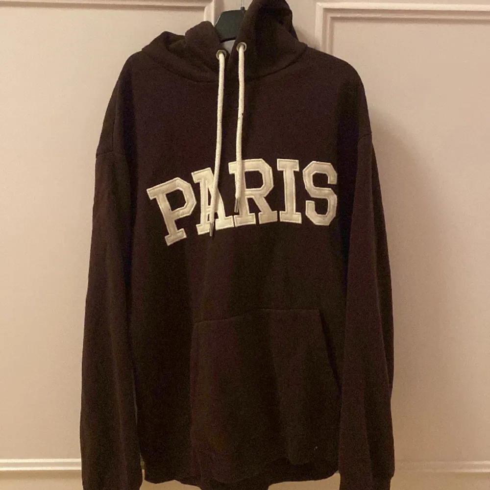Mörk brun hoodie med text där det står Paris . Från hm i storlek xs. Bra skick . Hoodies.
