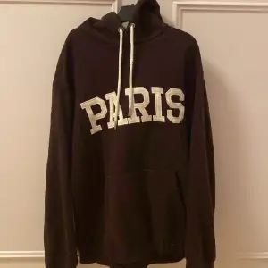 Mörk brun hoodie med text där det står Paris . Från hm i storlek xs. Bra skick 