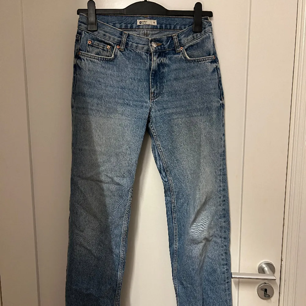 Säljer dessa straight low jeans från Gina tricot, strl 34. Använda men i väldigt bra skick och inga slitningar 💕. Jeans & Byxor.