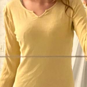 Ribbad gul tröja från Lindex! Aldrig använd❤️ Säljer exakt likadan fast i lila också 💜  Hör av er vid frågor, föreslå pris eller använd gärna ”köp nu”