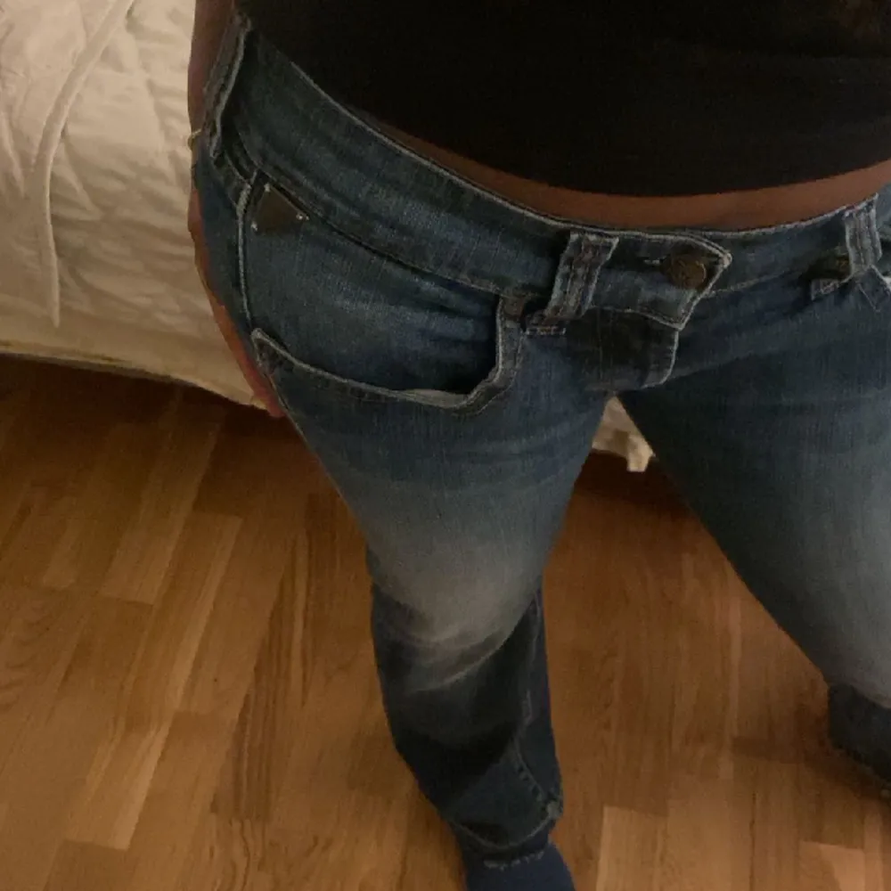 Jättesnygga lowrise jeans från replay i nyskick! Går både att klä upp eller ha mer vardagligt. W29 L32, och passar bra i längden på mig som är 166. Storleken passar på mindre strl också. Innerbenslängden är 72cm. Jeans & Byxor.