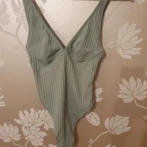 Body - Aldrig använd. String. Salviagrön.  Ribbad 