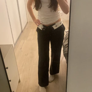 Dickies byxor  - Säljer dessa svarta dickies byxor då dom är lite för små för mig. Använda 1 gång. Nypris 749kr men säljer för 450kr