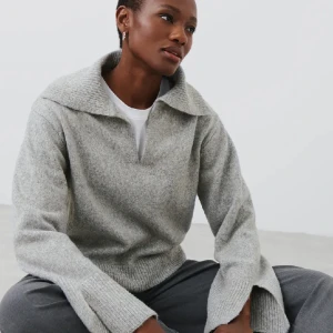 Grå stickad tröja - Säljer min jättefina stickade tröja ifrån gina, eftersom den inte kommer till användning längre💓 Använt den ett fåtal gånger!☺️