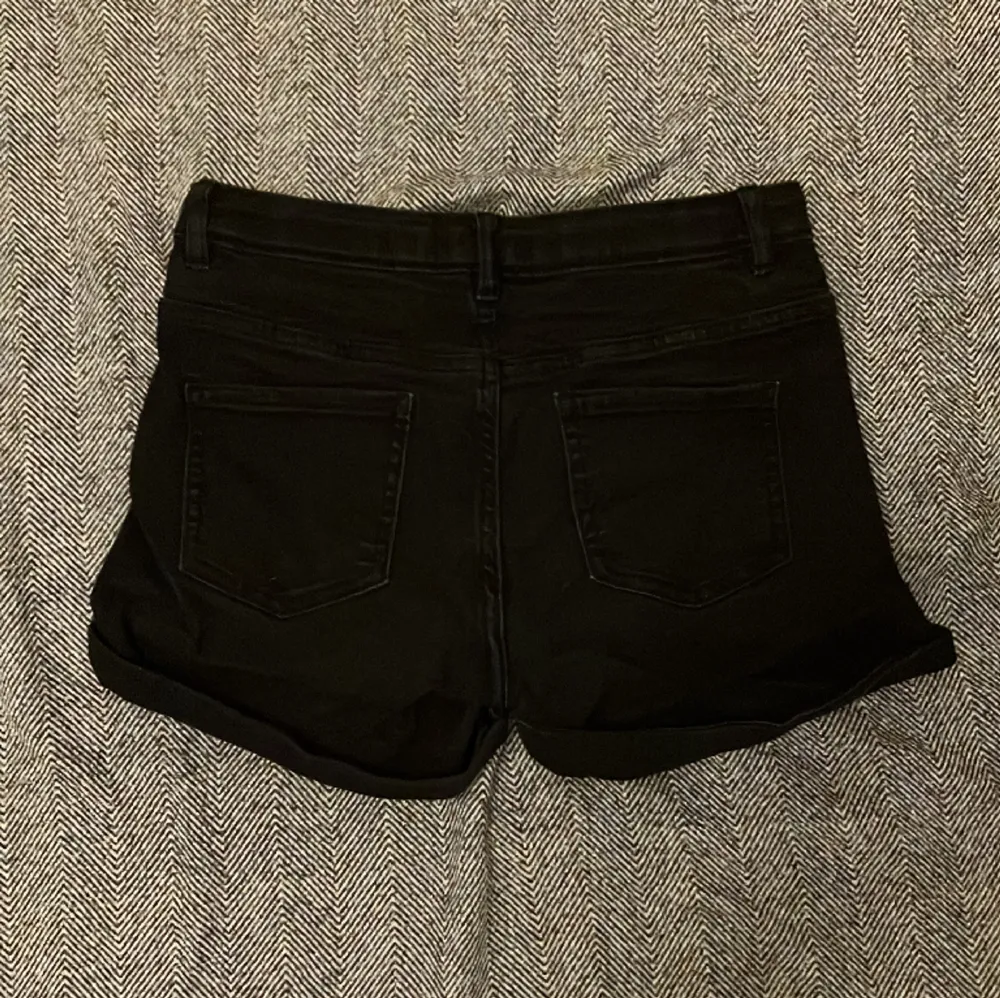Svarta shorts från Cubus i storlek 170. De sitter ganska tajt och är lite lågmidjade. Använda men inga defekter.. Shorts.