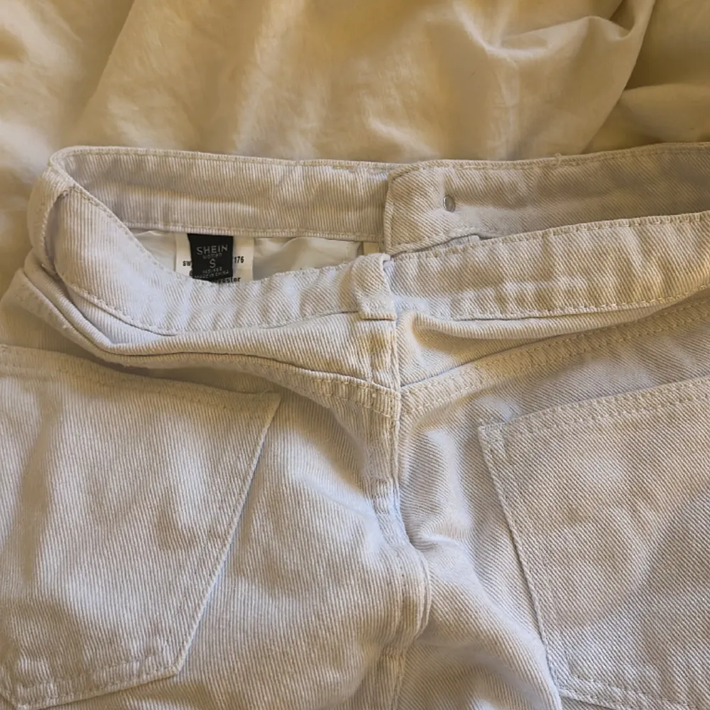 Vita mjuka jeans i S, köpte second hand och visste inte att de var från shein. Jeans & Byxor.