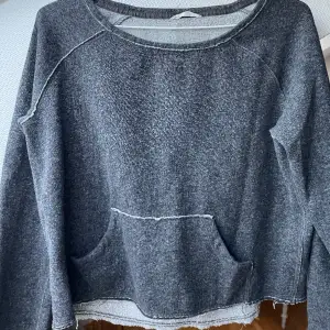 Säljer denna coola tröja eftersom den har blivit för liten!!😊Den går itne att hitta längre eftersom den är köpt för längesedan på Lindex 